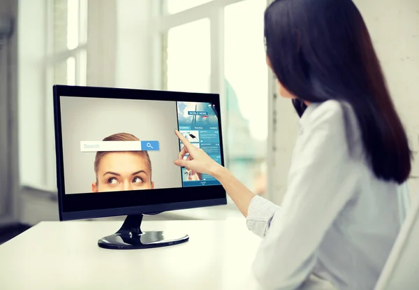 Woman with internet search computer — Φωτογραφία Αρχείου