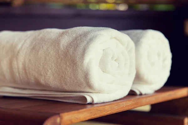 Rolled bath towels at hotel spa — Stock Photo, Image