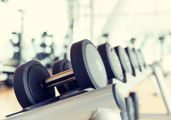 Primer plano de pesas en el gimnasio — Foto de Stock