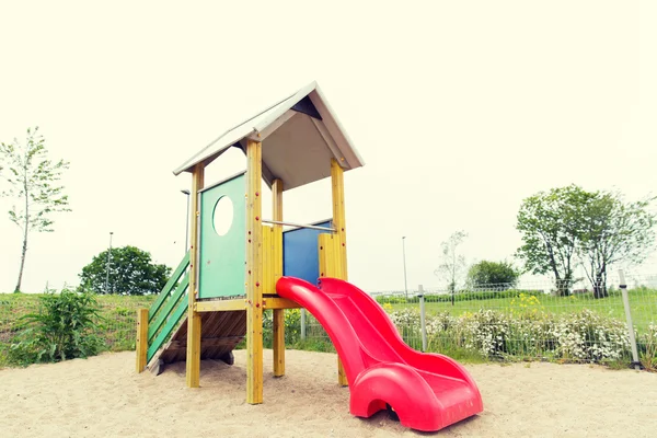 Schuif op speeltuin buiten — Stockfoto