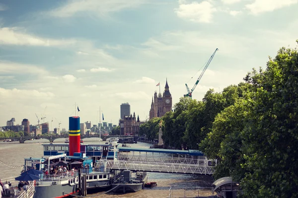 Casas del Parlamento y puente de Westminster —  Fotos de Stock