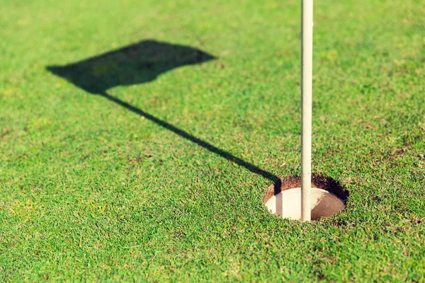 Golf sahasındaki deliğe bayrak işareti — Stok fotoğraf