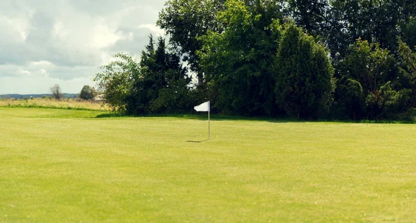 Flagga märke på golf fält — Stockfoto