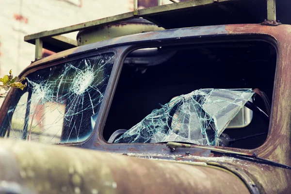 Πόλεμος φορτηγό με σπασμένο παρμπρίζ γυαλί — Φωτογραφία Αρχείου