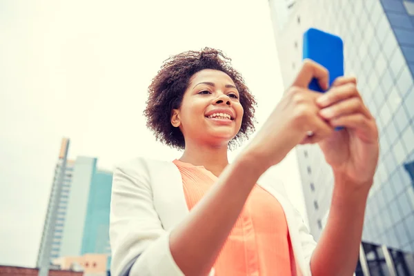 Mulher de negócios africana feliz com smartphone — Fotografia de Stock