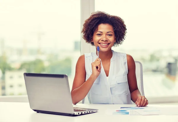 Boldog afrikai nő, laptop, iroda — Stock Fotó