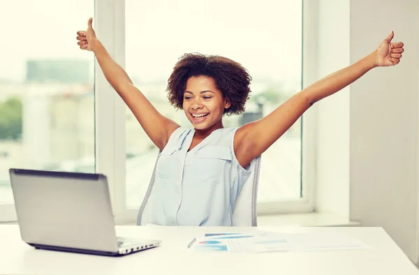 Happy african woman with laptop at office — Stock Photo, Image