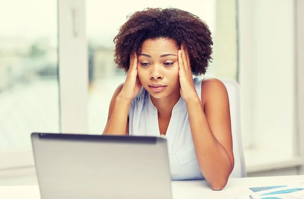 African woman with laptop at office — Stock Photo, Image