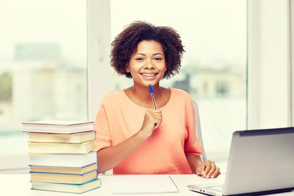 Mujer afroamericana feliz con el ordenador portátil — Foto de Stock