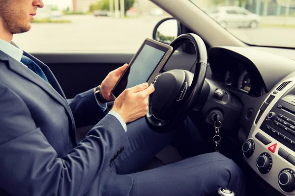 Jovem com tablet pc carro de condução — Fotografia de Stock