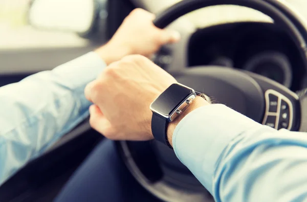 Hombre con reloj de pulsera coche de conducción — Foto de Stock