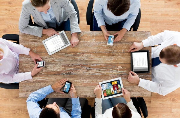 Equipe de negócios com smartphones e tablet pc — Fotografia de Stock