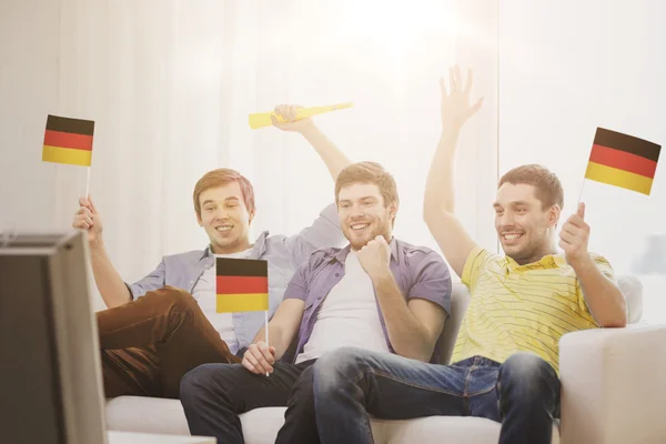 Amigos varones felices con banderas y vuvuzela — Foto de Stock