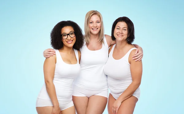 Happy plus size kvinnor i vitt — Stockfoto