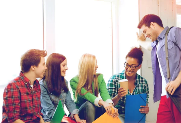 Schüler kommunizieren und lachen in der Schule — Stockfoto