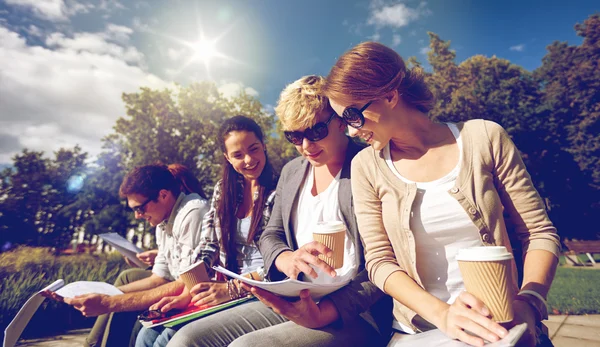 Studenti felici con quaderni e caffè — Foto Stock