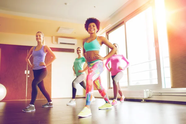 Grupa kobiet szczęśliwy, poćwiczyć w siłowni — Zdjęcie stockowe