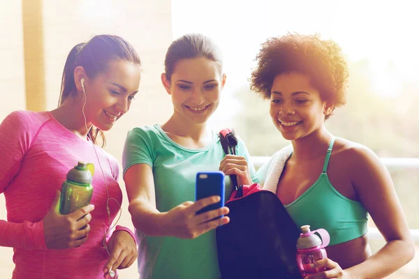 快乐的女人，与瓶和健身房的智能手机 — 图库照片