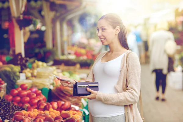 Schwangere mit Geldbörse kauft Lebensmittel — Stockfoto