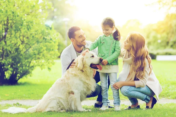 Ευτυχισμένη οικογένεια με labrador retriever σκύλου — Φωτογραφία Αρχείου