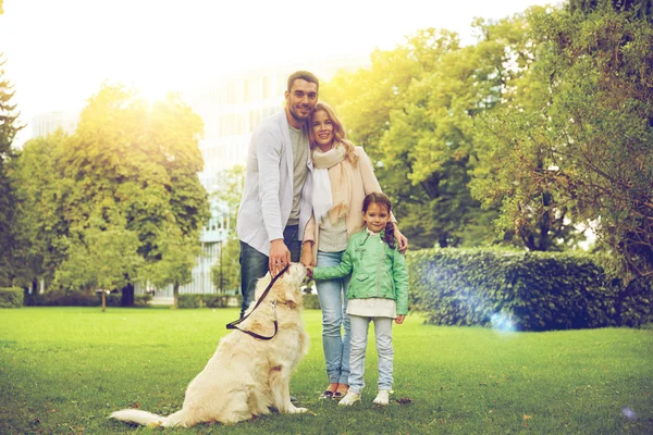 Gelukkige familie met labrador retriever hond — Stockfoto