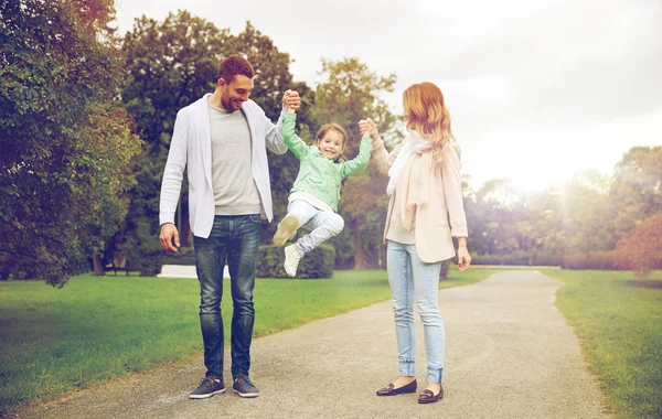 Familia feliz caminando en el parque de verano —  Fotos de Stock