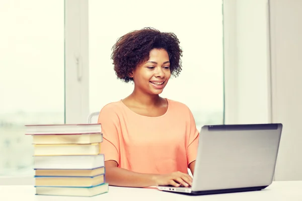 Happy african american woman with laptop — Stock Photo, Image