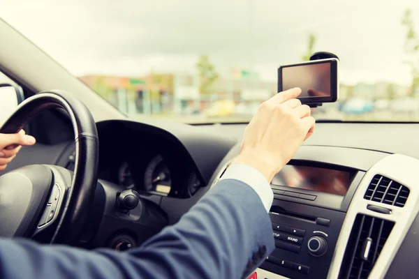 Homem com GPS navegador carro de condução Fotos De Bancos De Imagens