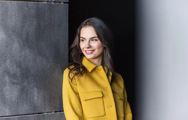 Sorridente giovane donna in città — Foto Stock