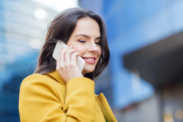 Sonriente joven mujer llamando en el teléfono inteligente — Foto de Stock