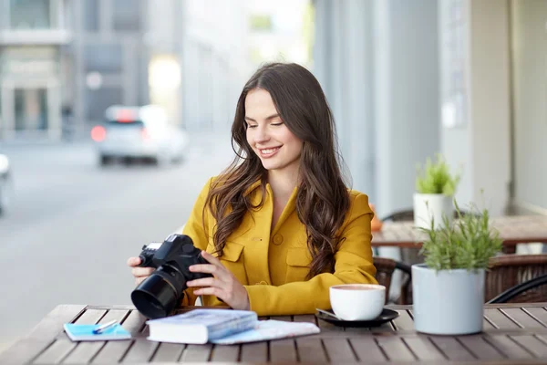 Lycklig turist kvinna med kamera — Stockfoto