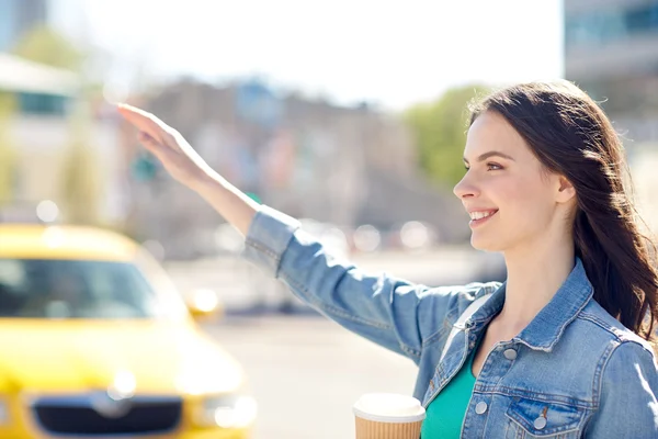 Gelukkige jonge vrouw die koffie drinkt — Stockfoto