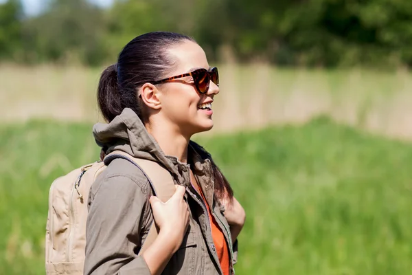 Hiking sırt çantası olan mutlu kadın — Stok fotoğraf