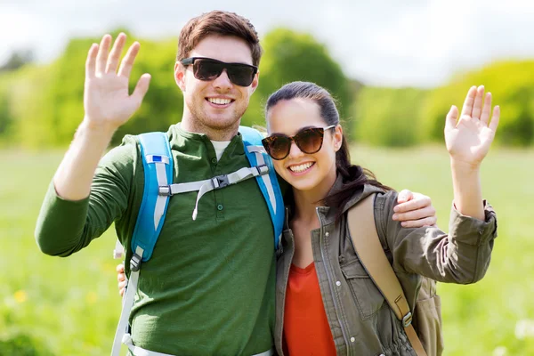 Couple heureux avec sacs à dos randonnée en plein air — Photo