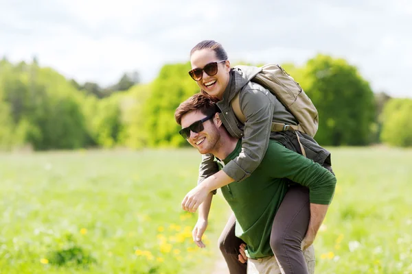 Szczęśliwa para z plecakami zabawy — Zdjęcie stockowe