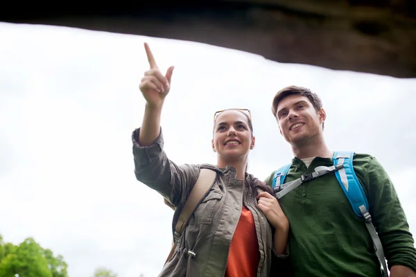 Sonriente pareja con mochilas senderismo — Foto de Stock