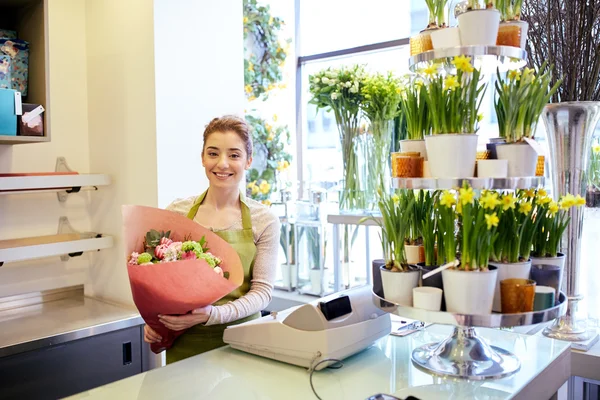 Souriant fleuriste femme avec tas — Photo