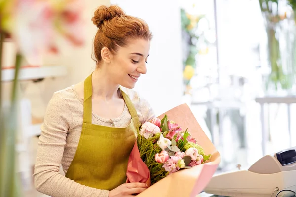 Sorridente florista mulher embalagem monte — Fotografia de Stock