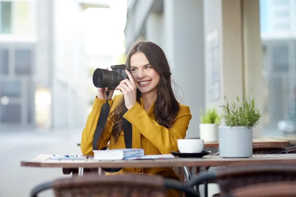 Šťastný turistické žena s kamerou — Stock fotografie