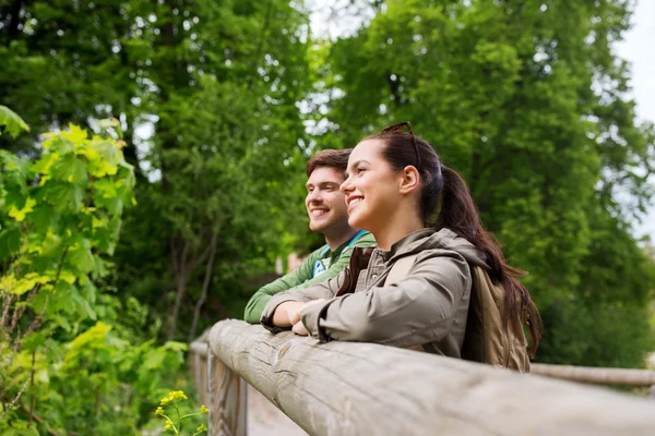 Pareja sonriente con mochilas en la naturaleza —  Fotos de Stock