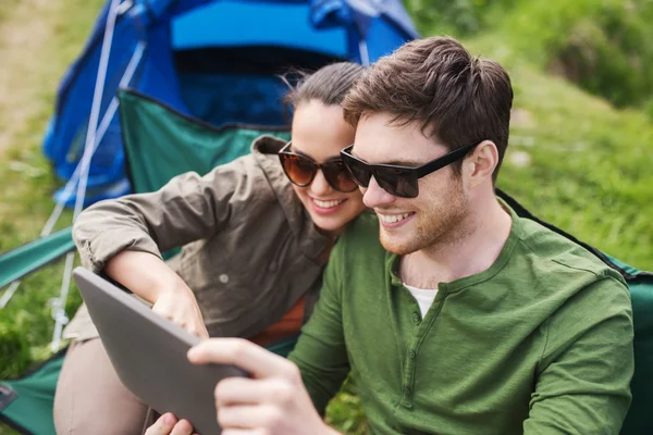 Щаслива пара з планшетним ПК в наметі для кемпінгу — стокове фото