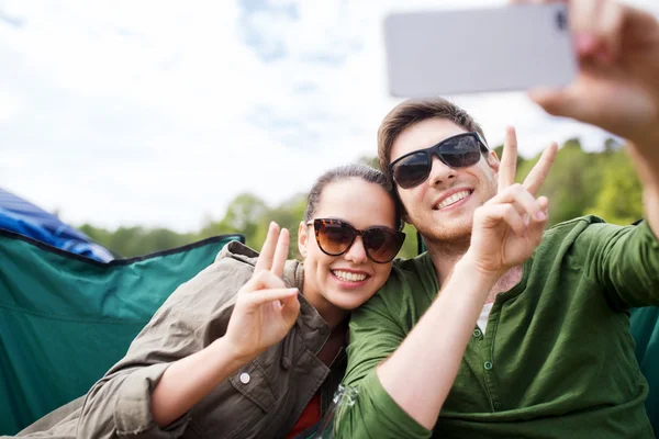 Couple de voyageurs prenant selfie par smartphone — Photo