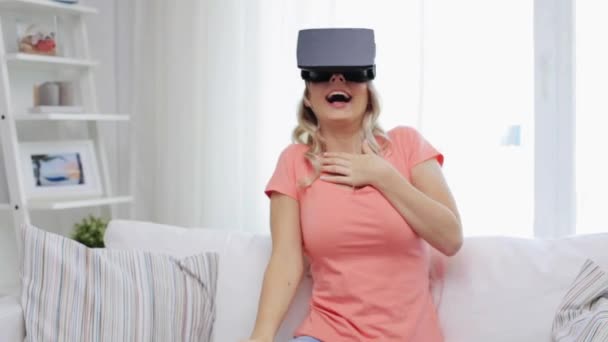 Žena ve sluchátkách virtuální reality — Stock video