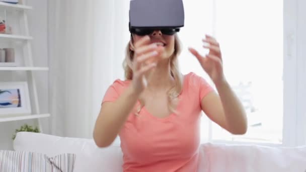 Femme en réalité virtuelle casque — Video