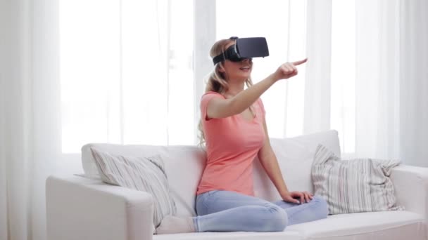 Mujer en auriculares de realidad virtual — Vídeo de stock