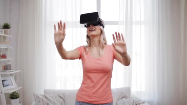 Žena ve sluchátkách virtuální reality — Stock video