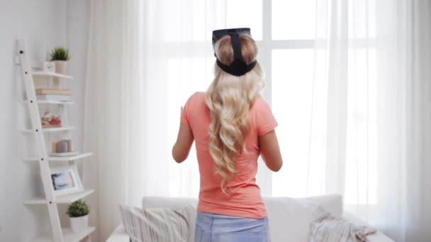 Mulher em fone de ouvido realidade virtual — Vídeo de Stock