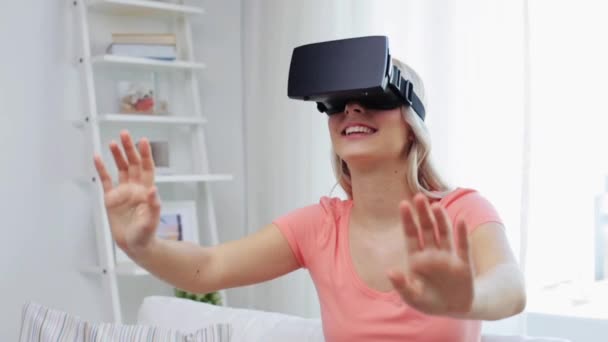 仮想現実のヘッドセットの女性は — ストック動画