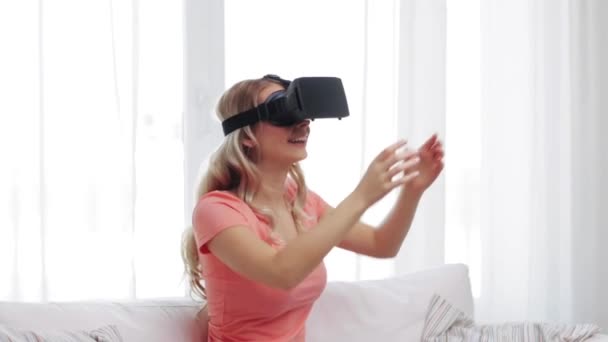 Žena ve sluchátkách virtuální reality — Stock video