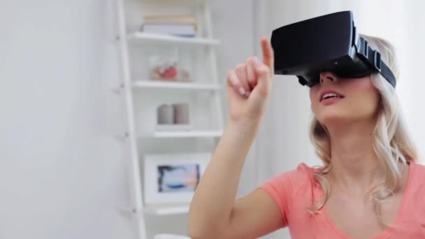 Женщина в гарнитуре виртуальной реальности — стоковое видео